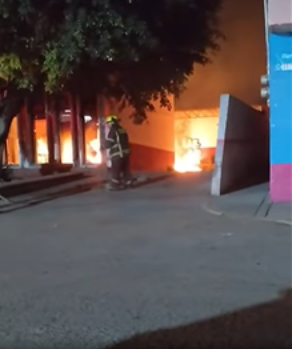 Se incendia predio en la colonia Flores Magón