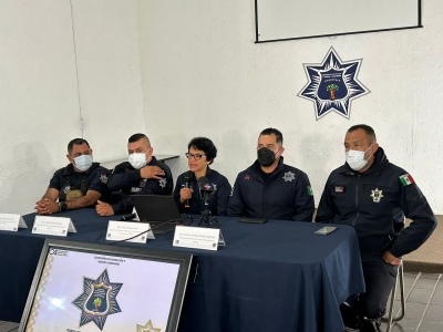 Separan del cargo a policías de Cuernavaca captados vendiendo una pistola