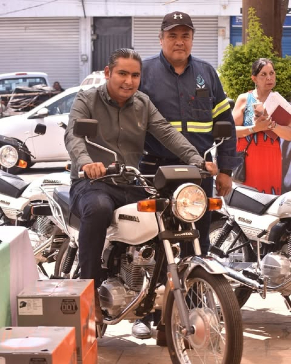 Respalda Santos Tavarez a SICAPEZ con entrega de motocicletas