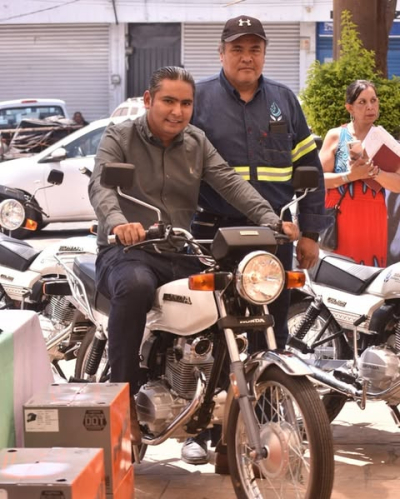Respalda Santos Tavarez a SICAPEZ con entrega de motocicletas
