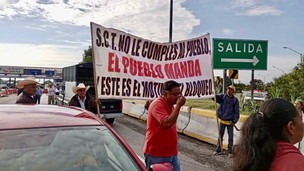 Bloquean ejidatarios la autopista La pera-Cuautla