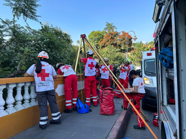 Un hombre murió al aventarse a la barranca de “Amanalco” del parque Porfirio Díaz en la colonia Centro del municipio de Cuernavaca.
