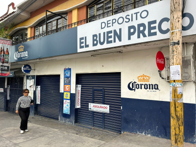 Agentes de la Fiscalía General de la República (FGR) en coordinación con la Guardia Nacional catearon un depósito de cerveza