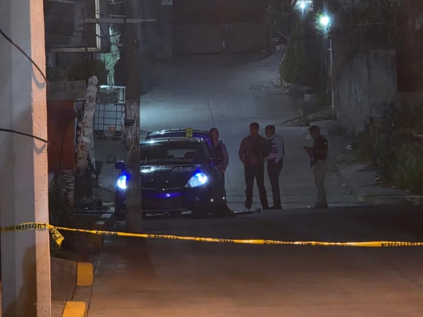 Abandonan dos cuerpos con huellas de violencia en un auto en Cuernavaca