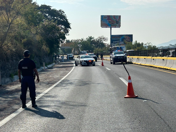 Encuentran cadáver encobijado en Paso Exprés de Cuernavaca